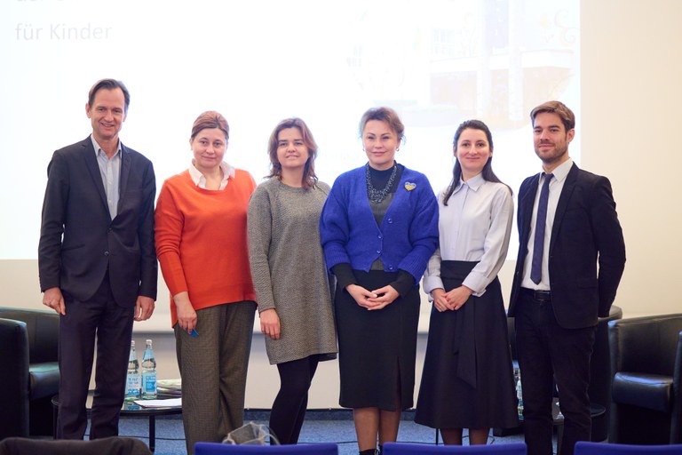 V.l.n.r.: Dr. Ulrich Meyer-Doerpinghaus (Direktor der Universitäts- und Landesbibliothek Bonn), Ludmyla Yudko (Übersetzerin), Anna Tyurina (Krokus Verlag, Co-Verlegerin), Alla Gordiienko (Nationalbibliothek der Ukraine für Kinder, Generaldirektorin), Olha Dubova (Nationalbibliothek der Ukraine für Kinder, Leiterin der Abteilung für fremdsprachige Literatur) Dr. Matthieu Osmont (Leitung Institut Francais)